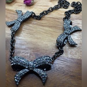 Bow necklace